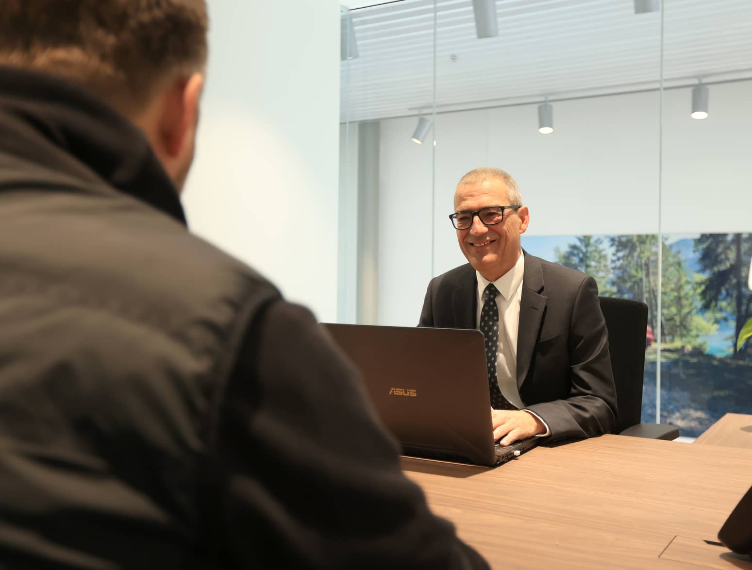 Michel Lévesque qui discute avec un client dans son bureau